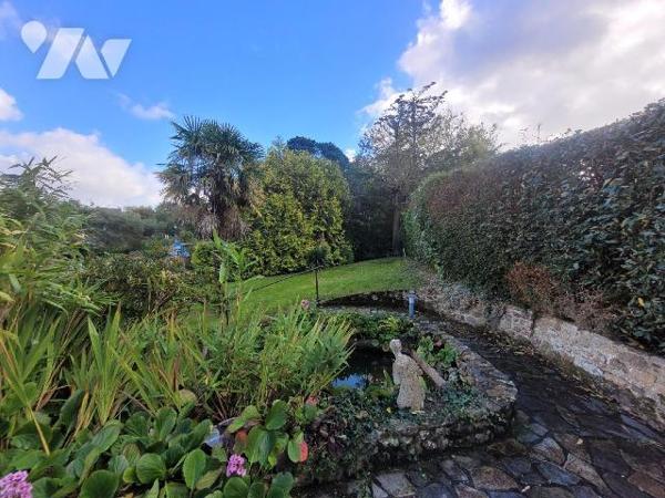 Maison sur le secteur de Dinard, à proximité de la plage du prieuré et des transports. Cette ma...