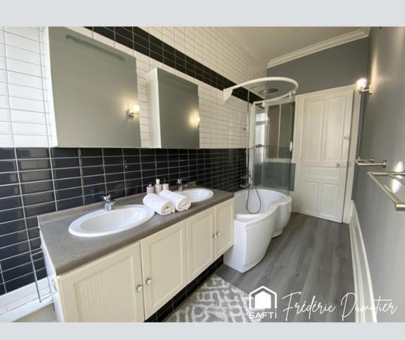 Superbe maison bourgeoise en centre ville avec 3 chambres, 1 dressing et espace extérieur