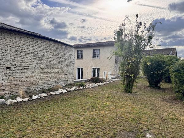 Maison de village rénovée de 130M2 environ avec dépendances et jardin clos – À 20 min d’Angoulême Ouest