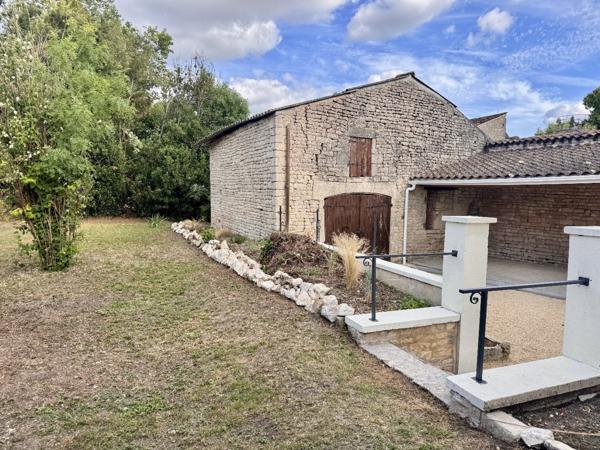 Maison de village rénovée de 130M2 environ avec dépendances et jardin clos – À 20 min d’Angoulême Ouest