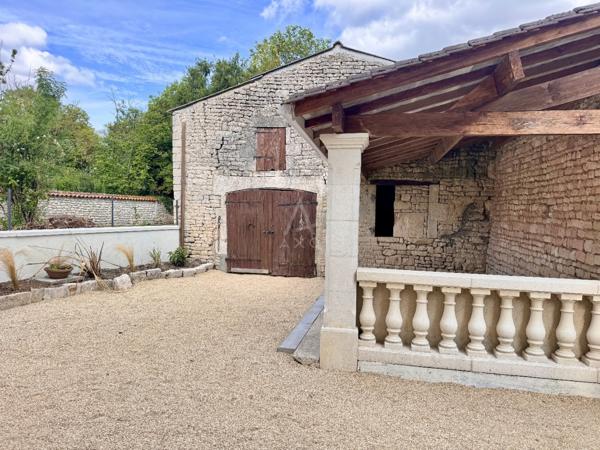 Maison de village rénovée de 130M2 environ avec dépendances et jardin clos – À 20 min d’Angoulême Ouest