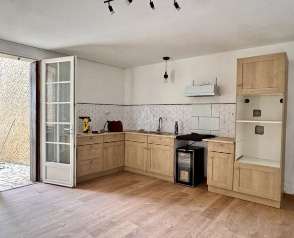 Maison de village rénovée de 130M2 environ avec dépendances et jardin clos – À 20 min d’Angoulême Ouest
