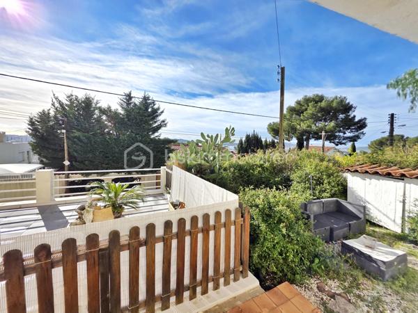 EN EXCLUSIVITÉ : Faron. T2 d'environ 29 m² avec jardin et grande terrasse en Rez-de-chaussée d’une maison de caractère.

Rare sur le secteur ! Dans le quartier très recherché du Faron, à proximité du téléphérique et des transports en commun, cet appartement d'environ 29 m² prend place en rez-de-jardin d'une charmante maison des années 30 .
Une configuration lui conférant un véritable cachet : ici pas de résidence traditionnelle, mais le charme d'une maison ancienne, dans un quartier résidentiel à proximité des axes routiers et du centre-ville.

Accessible par un escalier extérieur, le logement se situe ensuite de plain-pied avec ses extérieurs. Véritable atout du bien, une grande terrasse d'environ 29 m² se prolonge par un jardin d'environ 45 m², offrant ainsi près de 74 m² d'espaces extérieurs, avec une petite échappée sur la mer.

Dans sa configuration actuelle, l'appartement se compose d'un séjour avec cuisine d'environ 11 m², d'une grande chambre de plus de 15 m² et d'une salle de bains avec WC.
La distribution actuelle, offre un réel potentiel de réaménagement afin de repenser les volumes et de créer une configuration plus fonctionnelle et contemporaine.

L'appartement nécessite des travaux de modernisation, néanmoins, sa surface contenue permet d'envisager un projet de rénovation complet tout en maîtrisant l'ampleur des travaux, avec un véritable potentiel de valorisation.

Des travaux importants ont déjà été réalisés sur la terrasse : réfection de l'étanchéité et renforcement de la structure au-dessus des garages par la pose d'IPN. L'appartement bénéficie également du double vitrage.

Appartement actuellement loué meublé . La locataire prévoit un départ en 2028 dans le cadre d'une mutation professionnelle, possiblement avant cette date.

Copropriété de 3 lots d'habitation en cours de création.

Un bien rare sur le Faron, dont les généreux extérieurs et le potentiel de rénovation offrent de belles perspectives de valorisation .
