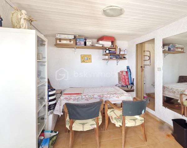 EN EXCLUSIVITÉ : Faron. T2 d'environ 29 m² avec jardin et grande terrasse en Rez-de-chaussée d’une maison de caractère.

Rare sur le secteur ! Dans le quartier très recherché du Faron, à proximité du téléphérique et des transports en commun, cet appartement d'environ 29 m² prend place en rez-de-jardin d'une charmante maison des années 30 .
Une configuration lui conférant un véritable cachet : ici pas de résidence traditionnelle, mais le charme d'une maison ancienne, dans un quartier résidentiel à proximité des axes routiers et du centre-ville.

Accessible par un escalier extérieur, le logement se situe ensuite de plain-pied avec ses extérieurs. Véritable atout du bien, une grande terrasse d'environ 29 m² se prolonge par un jardin d'environ 45 m², offrant ainsi près de 74 m² d'espaces extérieurs, avec une petite échappée sur la mer.

Dans sa configuration actuelle, l'appartement se compose d'un séjour avec cuisine d'environ 11 m², d'une grande chambre de plus de 15 m² et d'une salle de bains avec WC.
La distribution actuelle, offre un réel potentiel de réaménagement afin de repenser les volumes et de créer une configuration plus fonctionnelle et contemporaine.

L'appartement nécessite des travaux de modernisation, néanmoins, sa surface contenue permet d'envisager un projet de rénovation complet tout en maîtrisant l'ampleur des travaux, avec un véritable potentiel de valorisation.

Des travaux importants ont déjà été réalisés sur la terrasse : réfection de l'étanchéité et renforcement de la structure au-dessus des garages par la pose d'IPN. L'appartement bénéficie également du double vitrage.

Appartement actuellement loué meublé . La locataire prévoit un départ en 2028 dans le cadre d'une mutation professionnelle, possiblement avant cette date.

Copropriété de 3 lots d'habitation en cours de création.

Un bien rare sur le Faron, dont les généreux extérieurs et le potentiel de rénovation offrent de belles perspectives de valorisation .
