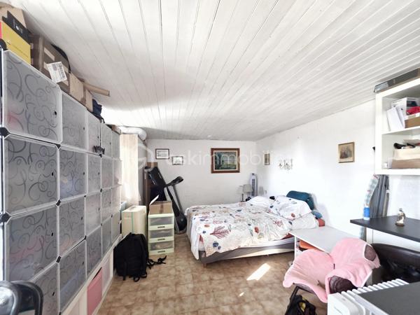 EN EXCLUSIVITÉ : Faron. T2 d'environ 29 m² avec jardin et grande terrasse en Rez-de-chaussée d’une maison de caractère.

Rare sur le secteur ! Dans le quartier très recherché du Faron, à proximité du téléphérique et des transports en commun, cet appartement d'environ 29 m² prend place en rez-de-jardin d'une charmante maison des années 30 .
Une configuration lui conférant un véritable cachet : ici pas de résidence traditionnelle, mais le charme d'une maison ancienne, dans un quartier résidentiel à proximité des axes routiers et du centre-ville.

Accessible par un escalier extérieur, le logement se situe ensuite de plain-pied avec ses extérieurs. Véritable atout du bien, une grande terrasse d'environ 29 m² se prolonge par un jardin d'environ 45 m², offrant ainsi près de 74 m² d'espaces extérieurs, avec une petite échappée sur la mer.

Dans sa configuration actuelle, l'appartement se compose d'un séjour avec cuisine d'environ 11 m², d'une grande chambre de plus de 15 m² et d'une salle de bains avec WC.
La distribution actuelle, offre un réel potentiel de réaménagement afin de repenser les volumes et de créer une configuration plus fonctionnelle et contemporaine.

L'appartement nécessite des travaux de modernisation, néanmoins, sa surface contenue permet d'envisager un projet de rénovation complet tout en maîtrisant l'ampleur des travaux, avec un véritable potentiel de valorisation.

Des travaux importants ont déjà été réalisés sur la terrasse : réfection de l'étanchéité et renforcement de la structure au-dessus des garages par la pose d'IPN. L'appartement bénéficie également du double vitrage.

Appartement actuellement loué meublé . La locataire prévoit un départ en 2028 dans le cadre d'une mutation professionnelle, possiblement avant cette date.

Copropriété de 3 lots d'habitation en cours de création.

Un bien rare sur le Faron, dont les généreux extérieurs et le potentiel de rénovation offrent de belles perspectives de valorisation .