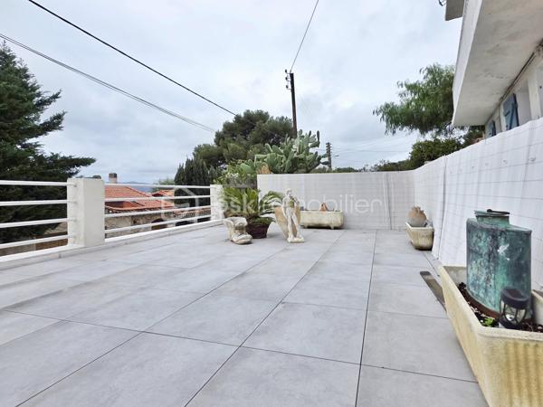 EN EXCLUSIVITÉ : Faron. T2 d'environ 29 m² avec jardin et grande terrasse en Rez-de-chaussée d’une maison de caractère.

Rare sur le secteur ! Dans le quartier très recherché du Faron, à proximité du téléphérique et des transports en commun, cet appartement d'environ 29 m² prend place en rez-de-jardin d'une charmante maison des années 30 .
Une configuration lui conférant un véritable cachet : ici pas de résidence traditionnelle, mais le charme d'une maison ancienne, dans un quartier résidentiel à proximité des axes routiers et du centre-ville.

Accessible par un escalier extérieur, le logement se situe ensuite de plain-pied avec ses extérieurs. Véritable atout du bien, une grande terrasse d'environ 29 m² se prolonge par un jardin d'environ 45 m², offrant ainsi près de 74 m² d'espaces extérieurs, avec une petite échappée sur la mer.

Dans sa configuration actuelle, l'appartement se compose d'un séjour avec cuisine d'environ 11 m², d'une grande chambre de plus de 15 m² et d'une salle de bains avec WC.
La distribution actuelle, offre un réel potentiel de réaménagement afin de repenser les volumes et de créer une configuration plus fonctionnelle et contemporaine.

L'appartement nécessite des travaux de modernisation, néanmoins, sa surface contenue permet d'envisager un projet de rénovation complet tout en maîtrisant l'ampleur des travaux, avec un véritable potentiel de valorisation.

Des travaux importants ont déjà été réalisés sur la terrasse : réfection de l'étanchéité et renforcement de la structure au-dessus des garages par la pose d'IPN. L'appartement bénéficie également du double vitrage.

Appartement actuellement loué meublé . La locataire prévoit un départ en 2028 dans le cadre d'une mutation professionnelle, possiblement avant cette date.

Copropriété de 3 lots d'habitation en cours de création.

Un bien rare sur le Faron, dont les généreux extérieurs et le potentiel de rénovation offrent de belles perspectives de valorisation .