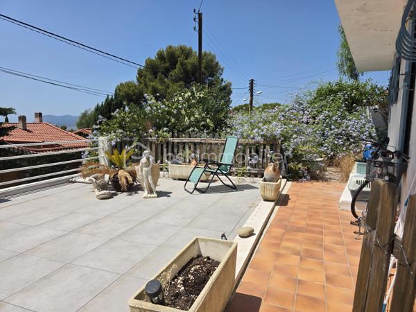 EN EXCLUSIVITÉ : Faron. T2 d'environ 29 m² avec jardin et grande terrasse en Rez-de-chaussée d’une maison de caractère.

Rare sur le secteur ! Dans le quartier très recherché du Faron, à proximité du téléphérique et des transports en commun, cet appartement d'environ 29 m² prend place en rez-de-jardin d'une charmante maison des années 30 .
Une configuration lui conférant un véritable cachet : ici pas de résidence traditionnelle, mais le charme d'une maison ancienne, dans un quartier résidentiel à proximité des axes routiers et du centre-ville.

Accessible par un escalier extérieur, le logement se situe ensuite de plain-pied avec ses extérieurs. Véritable atout du bien, une grande terrasse d'environ 29 m² se prolonge par un jardin d'environ 45 m², offrant ainsi près de 74 m² d'espaces extérieurs, avec une petite échappée sur la mer.

Dans sa configuration actuelle, l'appartement se compose d'un séjour avec cuisine d'environ 11 m², d'une grande chambre de plus de 15 m² et d'une salle de bains avec WC.
La distribution actuelle, offre un réel potentiel de réaménagement afin de repenser les volumes et de créer une configuration plus fonctionnelle et contemporaine.

L'appartement nécessite des travaux de modernisation, néanmoins, sa surface contenue permet d'envisager un projet de rénovation complet tout en maîtrisant l'ampleur des travaux, avec un véritable potentiel de valorisation.

Des travaux importants ont déjà été réalisés sur la terrasse : réfection de l'étanchéité et renforcement de la structure au-dessus des garages par la pose d'IPN. L'appartement bénéficie également du double vitrage.

Appartement actuellement loué meublé . La locataire prévoit un départ en 2028 dans le cadre d'une mutation professionnelle, possiblement avant cette date.

Copropriété de 3 lots d'habitation en cours de création.

Un bien rare sur le Faron, dont les généreux extérieurs et le potentiel de rénovation offrent de belles perspectives de valorisation .
