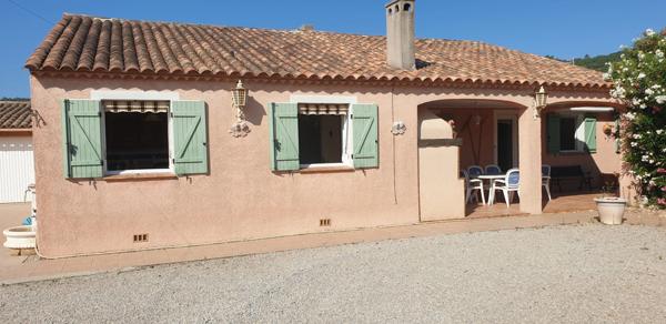 Spacieuse villa T6 de 151 m2 sur 1202 m2 de terrain avec garage et piscine.