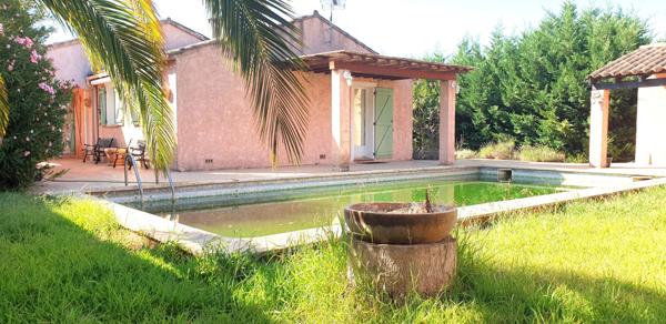 Spacieuse villa T6 de 151 m2 sur 1202 m2 de terrain avec garage et piscine.