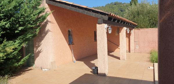 Spacieuse villa T6 de 151 m2 sur 1202 m2 de terrain avec garage et piscine.