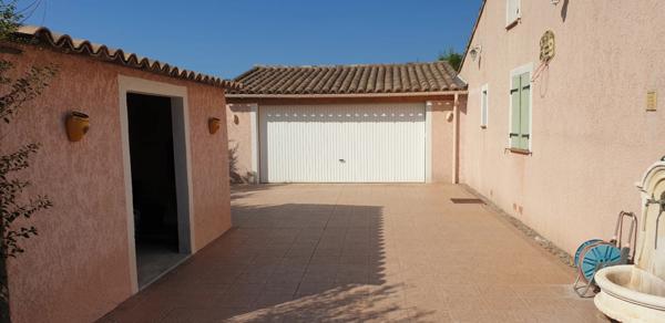 Spacieuse villa T6 de 151 m2 sur 1202 m2 de terrain avec garage et piscine.