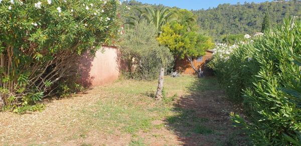 Spacieuse villa T6 de 151 m2 sur 1202 m2 de terrain avec garage et piscine.