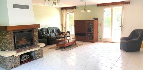 Spacieuse villa T6 de 151 m2 sur 1202 m2 de terrain avec garage et piscine.