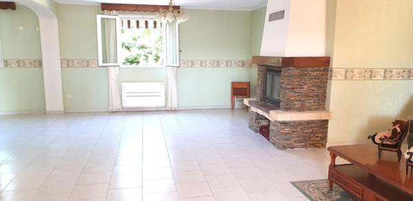 Spacieuse villa T6 de 151 m2 sur 1202 m2 de terrain avec garage et piscine.