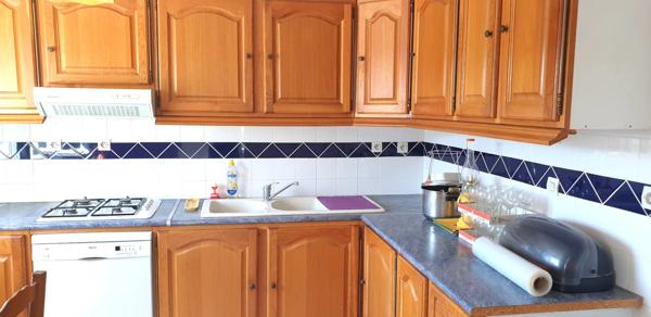 Spacieuse villa T6 de 151 m2 sur 1202 m2 de terrain avec garage et piscine.