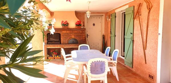 Spacieuse villa T6 de 151 m2 sur 1202 m2 de terrain avec garage et piscine.