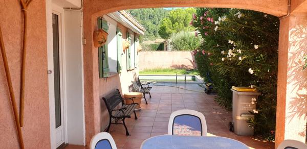 Spacieuse villa T6 de 151 m2 sur 1202 m2 de terrain avec garage et piscine.