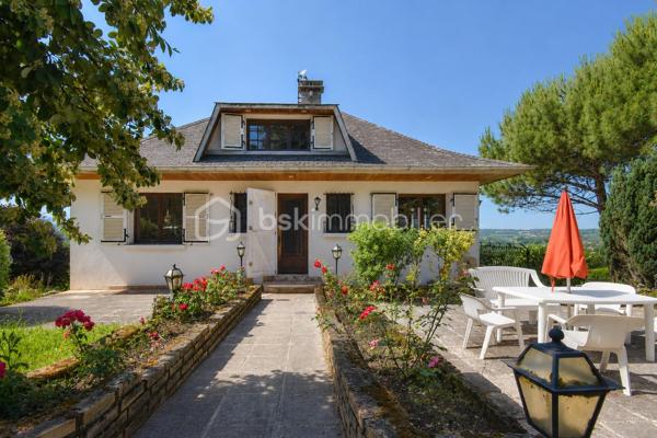 Vous cherchez une maison baignée de lumière, avec une vraie vue sur les montagnes — et la tranquillité d'un secteur calme, sans être loin de tout ? Cette maison est faite pour vous.

Implantée à moins d'un kilomètre du centre du village de Saint-Genix-sur-Guiers, cette maison bénéficie d'une situation idéale : commerces, écoles et services à pied, et pourtant aucune nuisance sonore. À seulement 25 minutes de Chambéry.

A l'extérieur la parcelle de plus de 1200 m², bien exposée, offre suffisamment d'espace pour créer une piscine et profiter pleinement des beaux jours, avec les montagnes en toile de fond.

Le rez-de-chaussée s'articule autour d'une grande et belle pièce de vie agrémentée d'une cheminée — le cœur de la maison — complétée par une cuisine séparée. Une chambre et une salle de bain au RDC permettent d'envisager une vie entièrement en plain-pied.

A l'étage : trois chambres lumineuses, et une mezzanine aménagée en espace bureau avec une vue dégagée sur les sommets environnants. Un endroit  idéal pour travailler, lire ou simplement profiter du panorama.

Le sous-sol complet est un véritable atout : garage, coin buanderie avec évier, et une grande pièce indépendante de 33 m² aux multiples possibilités — studio, bureau, salle de sport, salle de jeux, espace créatif... Une surface rare qui offre une vraie flexibilité d'usage.

Assainissement collectif. Prévoir budget de rénovation énergétique (audit disponible).