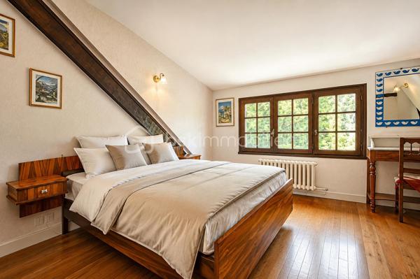 Vous cherchez une maison baignée de lumière, avec une vraie vue sur les montagnes — et la tranquillité d'un secteur calme, sans être loin de tout ? Cette maison est faite pour vous.

Implantée à moins d'un kilomètre du centre du village de Saint-Genix-sur-Guiers, cette maison bénéficie d'une situation idéale : commerces, écoles et services à pied, et pourtant aucune nuisance sonore. À seulement 25 minutes de Chambéry.

A l'extérieur la parcelle de plus de 1200 m², bien exposée, offre suffisamment d'espace pour créer une piscine et profiter pleinement des beaux jours, avec les montagnes en toile de fond.

Le rez-de-chaussée s'articule autour d'une grande et belle pièce de vie agrémentée d'une cheminée — le cœur de la maison — complétée par une cuisine séparée. Une chambre et une salle de bain au RDC permettent d'envisager une vie entièrement en plain-pied.

A l'étage : trois chambres lumineuses, et une mezzanine aménagée en espace bureau avec une vue dégagée sur les sommets environnants. Un endroit  idéal pour travailler, lire ou simplement profiter du panorama.

Le sous-sol complet est un véritable atout : garage, coin buanderie avec évier, et une grande pièce indépendante de 33 m² aux multiples possibilités — studio, bureau, salle de sport, salle de jeux, espace créatif... Une surface rare qui offre une vraie flexibilité d'usage.

Assainissement collectif. Prévoir budget de rénovation énergétique (audit disponible).