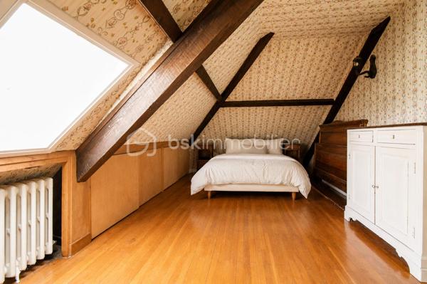 Vous cherchez une maison baignée de lumière, avec une vraie vue sur les montagnes — et la tranquillité d'un secteur calme, sans être loin de tout ? Cette maison est faite pour vous.

Implantée à moins d'un kilomètre du centre du village de Saint-Genix-sur-Guiers, cette maison bénéficie d'une situation idéale : commerces, écoles et services à pied, et pourtant aucune nuisance sonore. À seulement 25 minutes de Chambéry.

A l'extérieur la parcelle de plus de 1200 m², bien exposée, offre suffisamment d'espace pour créer une piscine et profiter pleinement des beaux jours, avec les montagnes en toile de fond.

Le rez-de-chaussée s'articule autour d'une grande et belle pièce de vie agrémentée d'une cheminée — le cœur de la maison — complétée par une cuisine séparée. Une chambre et une salle de bain au RDC permettent d'envisager une vie entièrement en plain-pied.

A l'étage : trois chambres lumineuses, et une mezzanine aménagée en espace bureau avec une vue dégagée sur les sommets environnants. Un endroit  idéal pour travailler, lire ou simplement profiter du panorama.

Le sous-sol complet est un véritable atout : garage, coin buanderie avec évier, et une grande pièce indépendante de 33 m² aux multiples possibilités — studio, bureau, salle de sport, salle de jeux, espace créatif... Une surface rare qui offre une vraie flexibilité d'usage.

Assainissement collectif. Prévoir budget de rénovation énergétique (audit disponible).