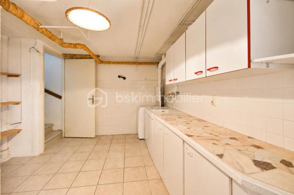 Vous cherchez une maison baignée de lumière, avec une vraie vue sur les montagnes — et la tranquillité d'un secteur calme, sans être loin de tout ? Cette maison est faite pour vous.

Implantée à moins d'un kilomètre du centre du village de Saint-Genix-sur-Guiers, cette maison bénéficie d'une situation idéale : commerces, écoles et services à pied, et pourtant aucune nuisance sonore. À seulement 25 minutes de Chambéry.

A l'extérieur la parcelle de plus de 1200 m², bien exposée, offre suffisamment d'espace pour créer une piscine et profiter pleinement des beaux jours, avec les montagnes en toile de fond.

Le rez-de-chaussée s'articule autour d'une grande et belle pièce de vie agrémentée d'une cheminée — le cœur de la maison — complétée par une cuisine séparée. Une chambre et une salle de bain au RDC permettent d'envisager une vie entièrement en plain-pied.

A l'étage : trois chambres lumineuses, et une mezzanine aménagée en espace bureau avec une vue dégagée sur les sommets environnants. Un endroit  idéal pour travailler, lire ou simplement profiter du panorama.

Le sous-sol complet est un véritable atout : garage, coin buanderie avec évier, et une grande pièce indépendante de 33 m² aux multiples possibilités — studio, bureau, salle de sport, salle de jeux, espace créatif... Une surface rare qui offre une vraie flexibilité d'usage.

Assainissement collectif. Prévoir budget de rénovation énergétique (audit disponible).