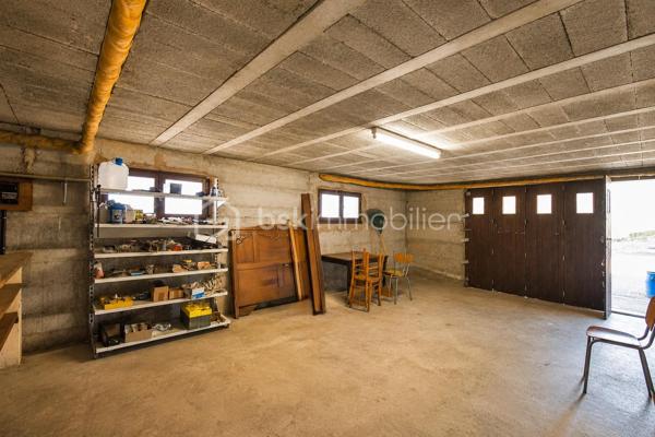 Vous cherchez une maison baignée de lumière, avec une vraie vue sur les montagnes — et la tranquillité d'un secteur calme, sans être loin de tout ? Cette maison est faite pour vous.

Implantée à moins d'un kilomètre du centre du village de Saint-Genix-sur-Guiers, cette maison bénéficie d'une situation idéale : commerces, écoles et services à pied, et pourtant aucune nuisance sonore. À seulement 25 minutes de Chambéry.

A l'extérieur la parcelle de plus de 1200 m², bien exposée, offre suffisamment d'espace pour créer une piscine et profiter pleinement des beaux jours, avec les montagnes en toile de fond.

Le rez-de-chaussée s'articule autour d'une grande et belle pièce de vie agrémentée d'une cheminée — le cœur de la maison — complétée par une cuisine séparée. Une chambre et une salle de bain au RDC permettent d'envisager une vie entièrement en plain-pied.

A l'étage : trois chambres lumineuses, et une mezzanine aménagée en espace bureau avec une vue dégagée sur les sommets environnants. Un endroit  idéal pour travailler, lire ou simplement profiter du panorama.

Le sous-sol complet est un véritable atout : garage, coin buanderie avec évier, et une grande pièce indépendante de 33 m² aux multiples possibilités — studio, bureau, salle de sport, salle de jeux, espace créatif... Une surface rare qui offre une vraie flexibilité d'usage.

Assainissement collectif. Prévoir budget de rénovation énergétique (audit disponible).