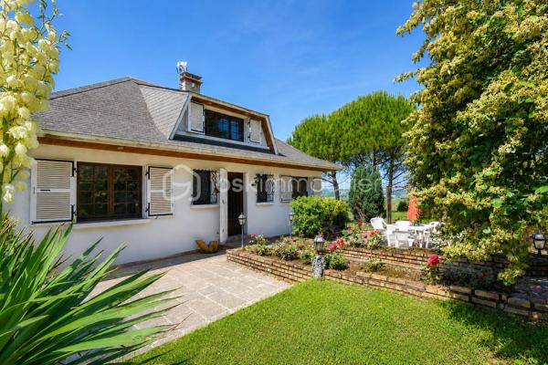 Vous cherchez une maison baignée de lumière, avec une vraie vue sur les montagnes — et la tranquillité d'un secteur calme, sans être loin de tout ? Cette maison est faite pour vous.

Implantée à moins d'un kilomètre du centre du village de Saint-Genix-sur-Guiers, cette maison bénéficie d'une situation idéale : commerces, écoles et services à pied, et pourtant aucune nuisance sonore. À seulement 25 minutes de Chambéry.

A l'extérieur la parcelle de plus de 1200 m², bien exposée, offre suffisamment d'espace pour créer une piscine et profiter pleinement des beaux jours, avec les montagnes en toile de fond.

Le rez-de-chaussée s'articule autour d'une grande et belle pièce de vie agrémentée d'une cheminée — le cœur de la maison — complétée par une cuisine séparée. Une chambre et une salle de bain au RDC permettent d'envisager une vie entièrement en plain-pied.

A l'étage : trois chambres lumineuses, et une mezzanine aménagée en espace bureau avec une vue dégagée sur les sommets environnants. Un endroit  idéal pour travailler, lire ou simplement profiter du panorama.

Le sous-sol complet est un véritable atout : garage, coin buanderie avec évier, et une grande pièce indépendante de 33 m² aux multiples possibilités — studio, bureau, salle de sport, salle de jeux, espace créatif... Une surface rare qui offre une vraie flexibilité d'usage.

Assainissement collectif. Prévoir budget de rénovation énergétique (audit disponible).