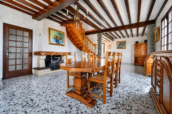 Vous cherchez une maison baignée de lumière, avec une vraie vue sur les montagnes — et la tranquillité d'un secteur calme, sans être loin de tout ? Cette maison est faite pour vous.

Implantée à moins d'un kilomètre du centre du village de Saint-Genix-sur-Guiers, cette maison bénéficie d'une situation idéale : commerces, écoles et services à pied, et pourtant aucune nuisance sonore. À seulement 25 minutes de Chambéry.

A l'extérieur la parcelle de plus de 1200 m², bien exposée, offre suffisamment d'espace pour créer une piscine et profiter pleinement des beaux jours, avec les montagnes en toile de fond.

Le rez-de-chaussée s'articule autour d'une grande et belle pièce de vie agrémentée d'une cheminée — le cœur de la maison — complétée par une cuisine séparée. Une chambre et une salle de bain au RDC permettent d'envisager une vie entièrement en plain-pied.

A l'étage : trois chambres lumineuses, et une mezzanine aménagée en espace bureau avec une vue dégagée sur les sommets environnants. Un endroit  idéal pour travailler, lire ou simplement profiter du panorama.

Le sous-sol complet est un véritable atout : garage, coin buanderie avec évier, et une grande pièce indépendante de 33 m² aux multiples possibilités — studio, bureau, salle de sport, salle de jeux, espace créatif... Une surface rare qui offre une vraie flexibilité d'usage.

Assainissement collectif. Prévoir budget de rénovation énergétique (audit disponible).