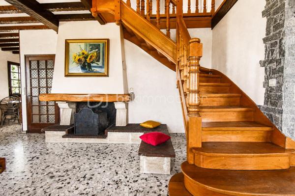 Vous cherchez une maison baignée de lumière, avec une vraie vue sur les montagnes — et la tranquillité d'un secteur calme, sans être loin de tout ? Cette maison est faite pour vous.

Implantée à moins d'un kilomètre du centre du village de Saint-Genix-sur-Guiers, cette maison bénéficie d'une situation idéale : commerces, écoles et services à pied, et pourtant aucune nuisance sonore. À seulement 25 minutes de Chambéry.

A l'extérieur la parcelle de plus de 1200 m², bien exposée, offre suffisamment d'espace pour créer une piscine et profiter pleinement des beaux jours, avec les montagnes en toile de fond.

Le rez-de-chaussée s'articule autour d'une grande et belle pièce de vie agrémentée d'une cheminée — le cœur de la maison — complétée par une cuisine séparée. Une chambre et une salle de bain au RDC permettent d'envisager une vie entièrement en plain-pied.

A l'étage : trois chambres lumineuses, et une mezzanine aménagée en espace bureau avec une vue dégagée sur les sommets environnants. Un endroit  idéal pour travailler, lire ou simplement profiter du panorama.

Le sous-sol complet est un véritable atout : garage, coin buanderie avec évier, et une grande pièce indépendante de 33 m² aux multiples possibilités — studio, bureau, salle de sport, salle de jeux, espace créatif... Une surface rare qui offre une vraie flexibilité d'usage.

Assainissement collectif. Prévoir budget de rénovation énergétique (audit disponible).