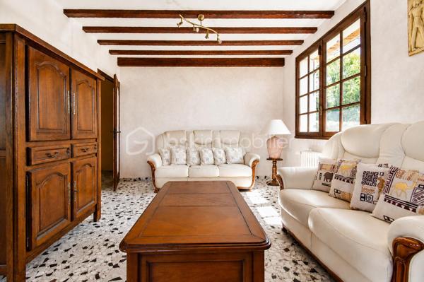 Vous cherchez une maison baignée de lumière, avec une vraie vue sur les montagnes — et la tranquillité d'un secteur calme, sans être loin de tout ? Cette maison est faite pour vous.

Implantée à moins d'un kilomètre du centre du village de Saint-Genix-sur-Guiers, cette maison bénéficie d'une situation idéale : commerces, écoles et services à pied, et pourtant aucune nuisance sonore. À seulement 25 minutes de Chambéry.

A l'extérieur la parcelle de plus de 1200 m², bien exposée, offre suffisamment d'espace pour créer une piscine et profiter pleinement des beaux jours, avec les montagnes en toile de fond.

Le rez-de-chaussée s'articule autour d'une grande et belle pièce de vie agrémentée d'une cheminée — le cœur de la maison — complétée par une cuisine séparée. Une chambre et une salle de bain au RDC permettent d'envisager une vie entièrement en plain-pied.

A l'étage : trois chambres lumineuses, et une mezzanine aménagée en espace bureau avec une vue dégagée sur les sommets environnants. Un endroit  idéal pour travailler, lire ou simplement profiter du panorama.

Le sous-sol complet est un véritable atout : garage, coin buanderie avec évier, et une grande pièce indépendante de 33 m² aux multiples possibilités — studio, bureau, salle de sport, salle de jeux, espace créatif... Une surface rare qui offre une vraie flexibilité d'usage.

Assainissement collectif. Prévoir budget de rénovation énergétique (audit disponible).