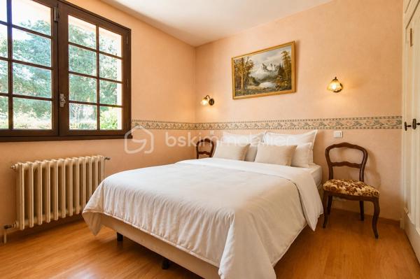 Vous cherchez une maison baignée de lumière, avec une vraie vue sur les montagnes — et la tranquillité d'un secteur calme, sans être loin de tout ? Cette maison est faite pour vous.

Implantée à moins d'un kilomètre du centre du village de Saint-Genix-sur-Guiers, cette maison bénéficie d'une situation idéale : commerces, écoles et services à pied, et pourtant aucune nuisance sonore. À seulement 25 minutes de Chambéry.

A l'extérieur la parcelle de plus de 1200 m², bien exposée, offre suffisamment d'espace pour créer une piscine et profiter pleinement des beaux jours, avec les montagnes en toile de fond.

Le rez-de-chaussée s'articule autour d'une grande et belle pièce de vie agrémentée d'une cheminée — le cœur de la maison — complétée par une cuisine séparée. Une chambre et une salle de bain au RDC permettent d'envisager une vie entièrement en plain-pied.

A l'étage : trois chambres lumineuses, et une mezzanine aménagée en espace bureau avec une vue dégagée sur les sommets environnants. Un endroit  idéal pour travailler, lire ou simplement profiter du panorama.

Le sous-sol complet est un véritable atout : garage, coin buanderie avec évier, et une grande pièce indépendante de 33 m² aux multiples possibilités — studio, bureau, salle de sport, salle de jeux, espace créatif... Une surface rare qui offre une vraie flexibilité d'usage.

Assainissement collectif. Prévoir budget de rénovation énergétique (audit disponible).