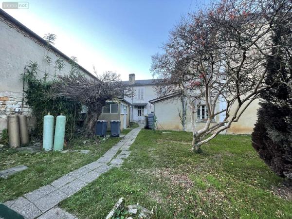 Local mixte (Professionnel/Habitation) à vendre à Javerlhac et la Chapelle Saint Robert en Dordogne (24300), ref : 077/1570