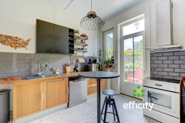 Maison
         5 pièces
        - 123 m² 550 000 € *