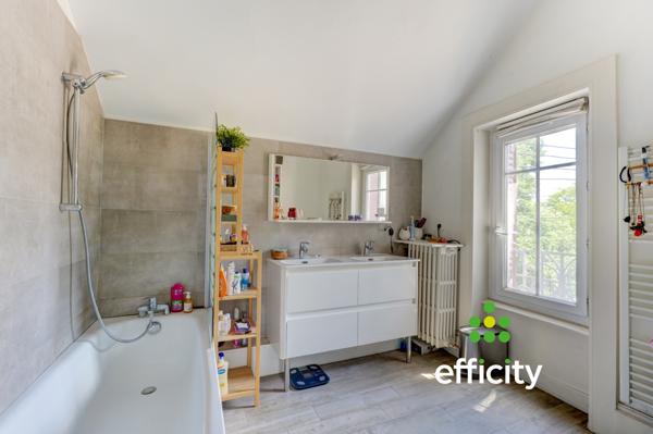 Maison
         5 pièces
        - 123 m² 550 000 € *