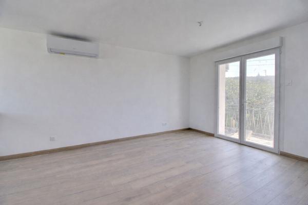 Marignane - Appartement 3 pièces d'une surface de 54 m2 avec balcon et deux places de parking .