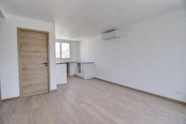 Marignane - Appartement 3 pièces d'une surface de 54 m2 avec balcon et deux places de parking .