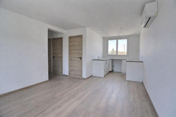 Marignane - Appartement 3 pièces d'une surface de 54 m2 avec balcon et deux places de parking .