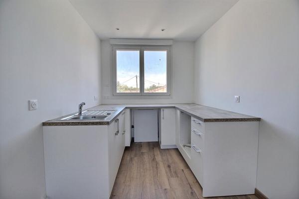 Marignane - Appartement 3 pièces d'une surface de 54 m2 avec balcon et deux places de parking .