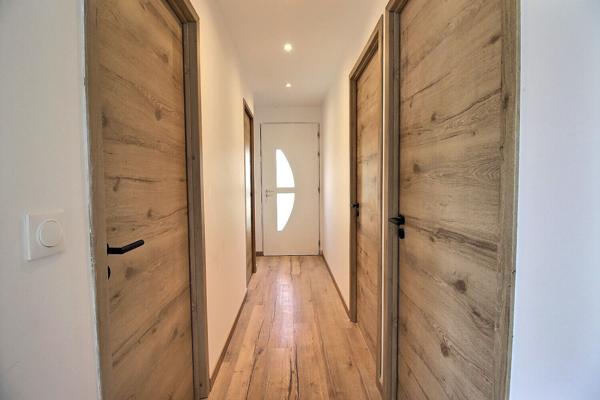 Marignane - Appartement 3 pièces d'une surface de 54 m2 avec balcon et deux places de parking .