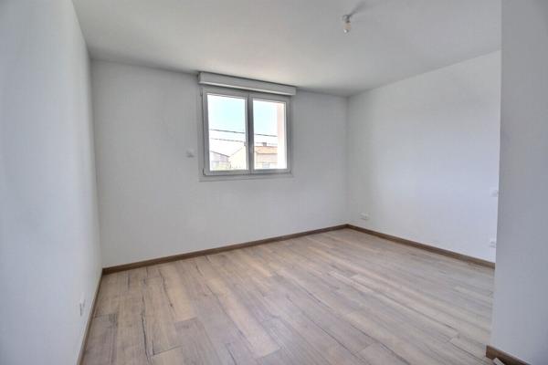 Marignane - Appartement 3 pièces d'une surface de 54 m2 avec balcon et deux places de parking .