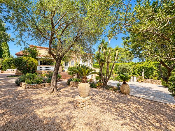 A vendre villa 6 pièces, 5 chambres à Boulouris avec piscine