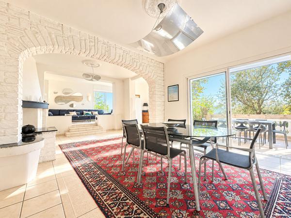 A vendre villa 6 pièces, 5 chambres à Boulouris avec piscine