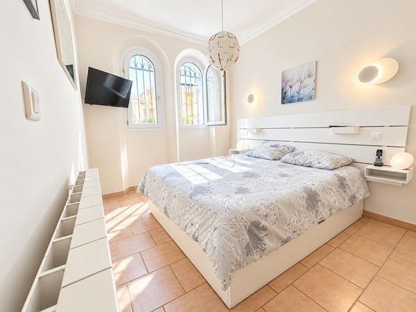 A vendre villa 6 pièces, 5 chambres à Boulouris avec piscine