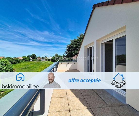 RARE A LA VENTE !
A 1,2 kms du centre de Beuzeville, dans une résidence de 2006, je vous invite à découvrir cet appartement de type F3, situé au 3ème et dernier étage du bâtiment. Il est composé d'une entrée avec placards, d'un agréable séjour, d'une cuisine, de 2 chambres avec placards, d'un wc et d'une salle de bains. Vous pourrez également profitez d'une superbe terrasse, et d'une place de stationnement privative. Idéal pour un 1er achat, ou pour un investissement locatif. (Des travaux de rénovation sont actuellement en cours sur les façades des bâtiments, ainsi que sur les balcons des appartements, pour rajeunir l'ensemble de la résidence)