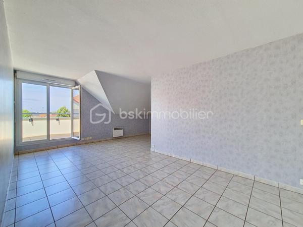 RARE A LA VENTE !
A 1,2 kms du centre de Beuzeville, dans une résidence de 2006, je vous invite à découvrir cet appartement de type F3, situé au 3ème et dernier étage du bâtiment. Il est composé d'une entrée avec placards, d'un agréable séjour, d'une cuisine, de 2 chambres avec placards, d'un wc et d'une salle de bains. Vous pourrez également profitez d'une superbe terrasse, et d'une place de stationnement privative. Idéal pour un 1er achat, ou pour un investissement locatif. (Des travaux de rénovation sont actuellement en cours sur les façades des bâtiments, ainsi que sur les balcons des appartements, pour rajeunir l'ensemble de la résidence)