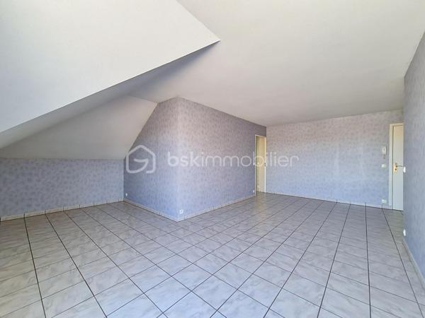 RARE A LA VENTE !
A 1,2 kms du centre de Beuzeville, dans une résidence de 2006, je vous invite à découvrir cet appartement de type F3, situé au 3ème et dernier étage du bâtiment. Il est composé d'une entrée avec placards, d'un agréable séjour, d'une cuisine, de 2 chambres avec placards, d'un wc et d'une salle de bains. Vous pourrez également profitez d'une superbe terrasse, et d'une place de stationnement privative. Idéal pour un 1er achat, ou pour un investissement locatif. (Des travaux de rénovation sont actuellement en cours sur les façades des bâtiments, ainsi que sur les balcons des appartements, pour rajeunir l'ensemble de la résidence)