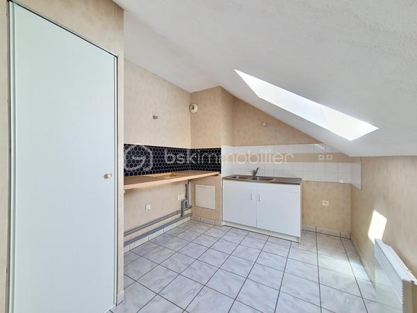 RARE A LA VENTE !
A 1,2 kms du centre de Beuzeville, dans une résidence de 2006, je vous invite à découvrir cet appartement de type F3, situé au 3ème et dernier étage du bâtiment. Il est composé d'une entrée avec placards, d'un agréable séjour, d'une cuisine, de 2 chambres avec placards, d'un wc et d'une salle de bains. Vous pourrez également profitez d'une superbe terrasse, et d'une place de stationnement privative. Idéal pour un 1er achat, ou pour un investissement locatif. (Des travaux de rénovation sont actuellement en cours sur les façades des bâtiments, ainsi que sur les balcons des appartements, pour rajeunir l'ensemble de la résidence)