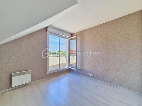 RARE A LA VENTE !
A 1,2 kms du centre de Beuzeville, dans une résidence de 2006, je vous invite à découvrir cet appartement de type F3, situé au 3ème et dernier étage du bâtiment. Il est composé d'une entrée avec placards, d'un agréable séjour, d'une cuisine, de 2 chambres avec placards, d'un wc et d'une salle de bains. Vous pourrez également profitez d'une superbe terrasse, et d'une place de stationnement privative. Idéal pour un 1er achat, ou pour un investissement locatif. (Des travaux de rénovation sont actuellement en cours sur les façades des bâtiments, ainsi que sur les balcons des appartements, pour rajeunir l'ensemble de la résidence)