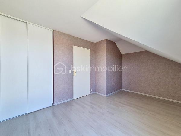RARE A LA VENTE !
A 1,2 kms du centre de Beuzeville, dans une résidence de 2006, je vous invite à découvrir cet appartement de type F3, situé au 3ème et dernier étage du bâtiment. Il est composé d'une entrée avec placards, d'un agréable séjour, d'une cuisine, de 2 chambres avec placards, d'un wc et d'une salle de bains. Vous pourrez également profitez d'une superbe terrasse, et d'une place de stationnement privative. Idéal pour un 1er achat, ou pour un investissement locatif. (Des travaux de rénovation sont actuellement en cours sur les façades des bâtiments, ainsi que sur les balcons des appartements, pour rajeunir l'ensemble de la résidence)