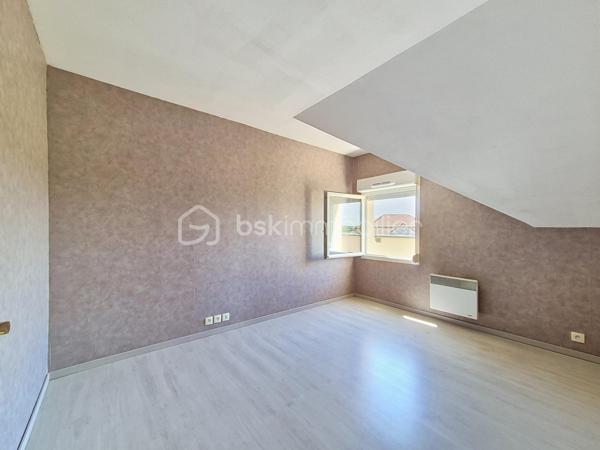 RARE A LA VENTE !
A 1,2 kms du centre de Beuzeville, dans une résidence de 2006, je vous invite à découvrir cet appartement de type F3, situé au 3ème et dernier étage du bâtiment. Il est composé d'une entrée avec placards, d'un agréable séjour, d'une cuisine, de 2 chambres avec placards, d'un wc et d'une salle de bains. Vous pourrez également profitez d'une superbe terrasse, et d'une place de stationnement privative. Idéal pour un 1er achat, ou pour un investissement locatif. (Des travaux de rénovation sont actuellement en cours sur les façades des bâtiments, ainsi que sur les balcons des appartements, pour rajeunir l'ensemble de la résidence)